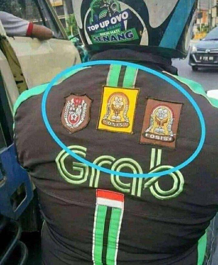 tulisan kocak di helm dan jaket ojol (instagram.com/sukijan)