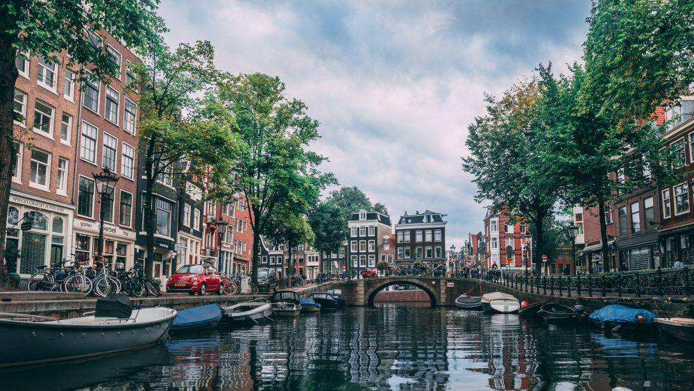 Amsterdam (pexels.com/Chait Goli)