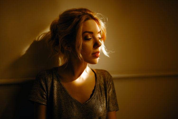 ilustrasi perempuan murung