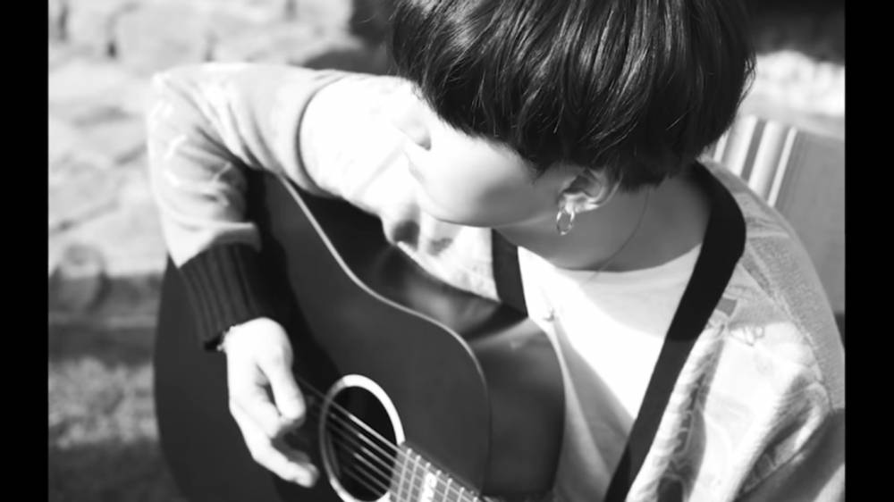 Suga dengan Gitar (youtube.com/user/ibighit)