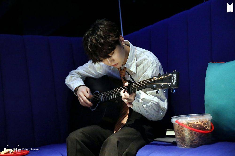 Suga dengan Gitar (post.naver.com/Big-Hit Music)