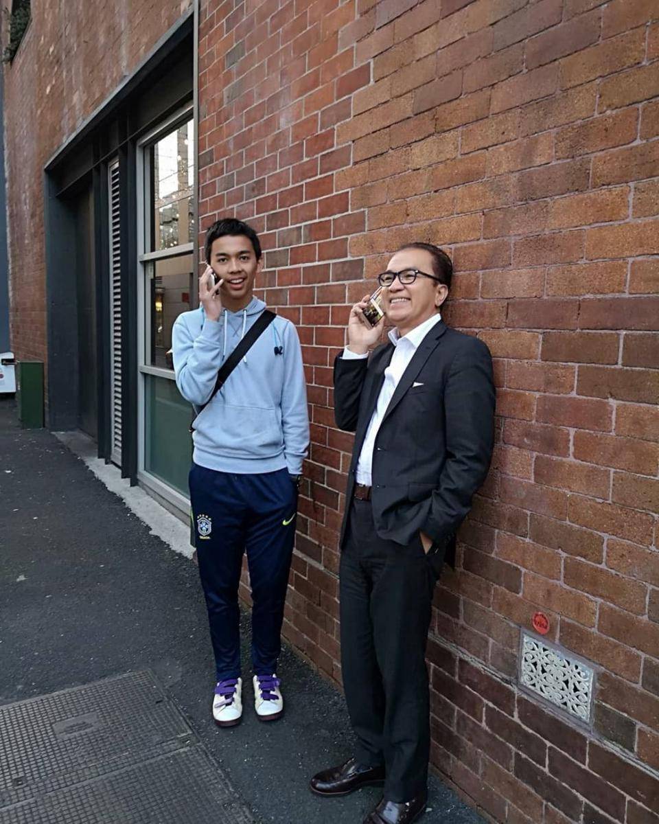 Tantowi Yahya dan putranya (instagram.com/tantowiyahyaofficial)