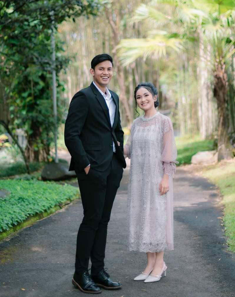 baju kondangan brokat abu-abu (instagram.com/litahutami)