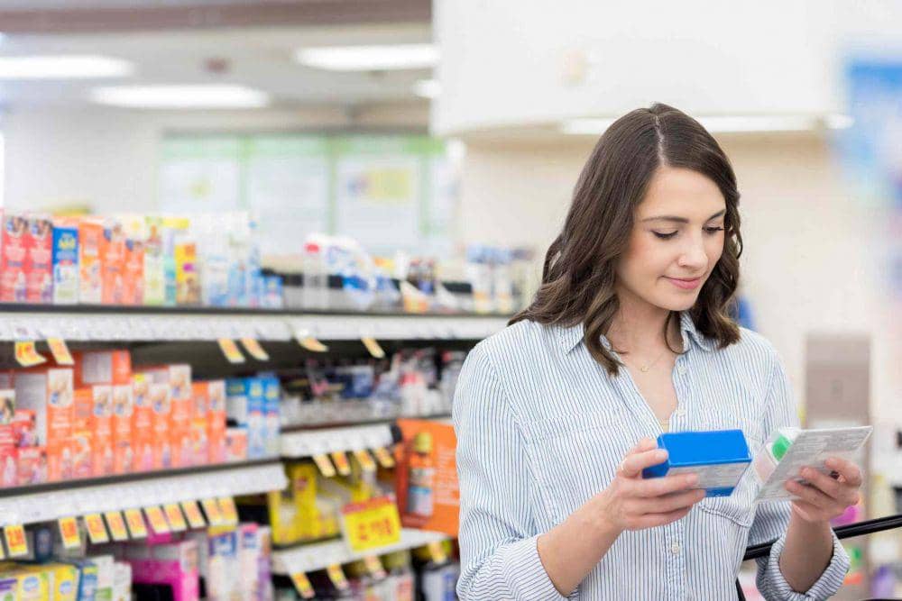 ilustrasi membaca label obat (verywellhealth.com)