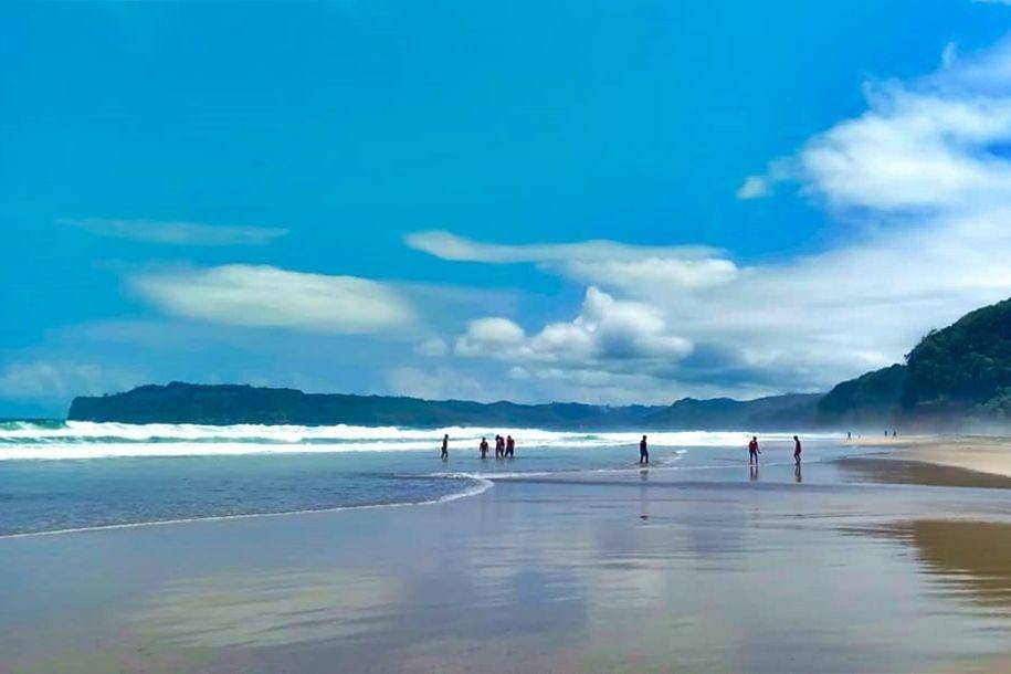 Hamparan pasir Pantai Dlodo (instagram.com/wu_whil)