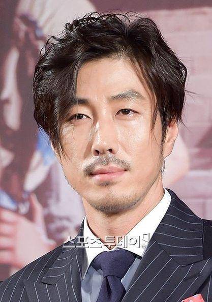 Yoon Tae Young (facebook.com/korjapfan.ro)