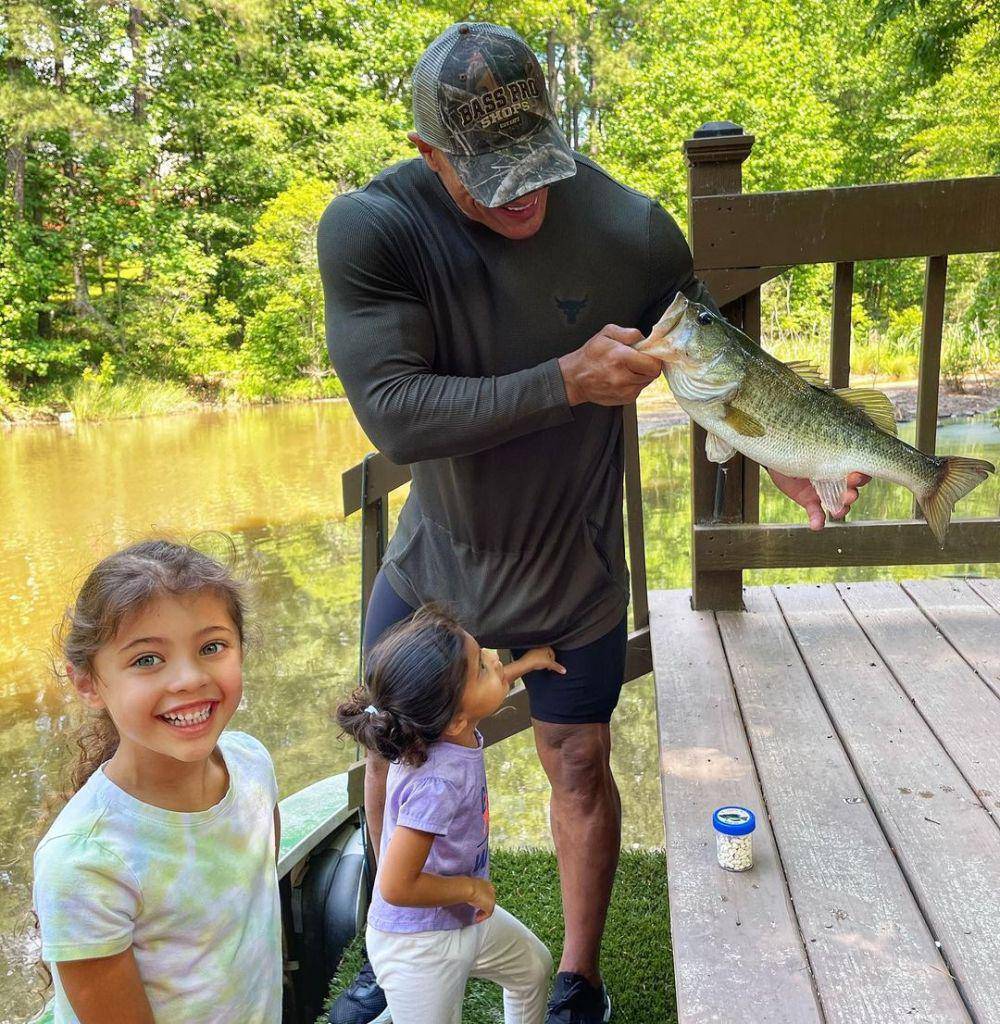 Dwayne Johnson dan buah hati (instagram.com/therock)