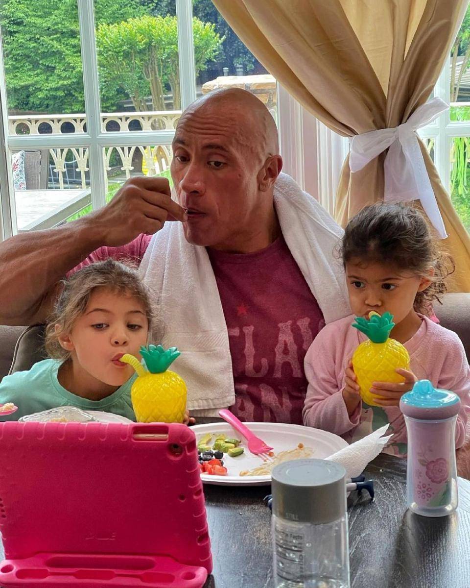 Dwayne Johnson dan buah hati (instagram.com/therock)