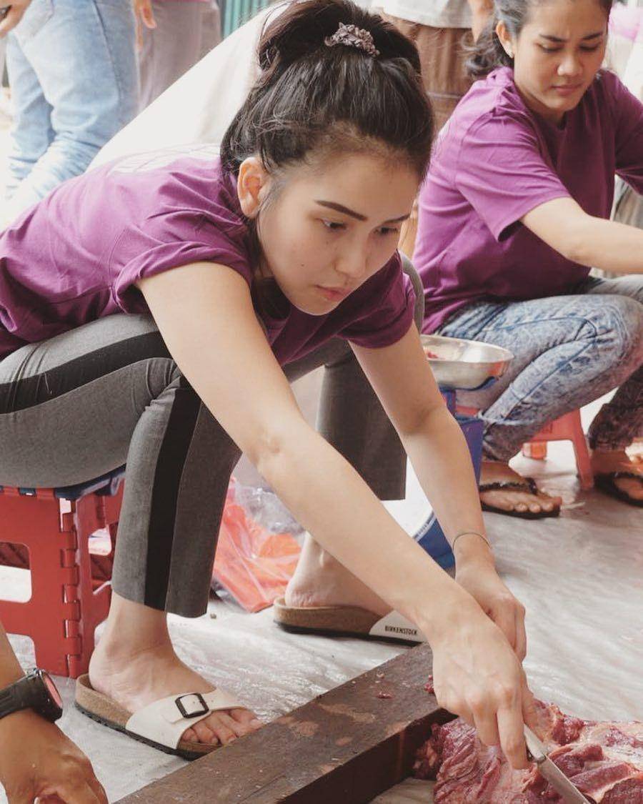 Momen Ayu Ting Ting jadi panitia kurban (instagram.com/ayutingting92)