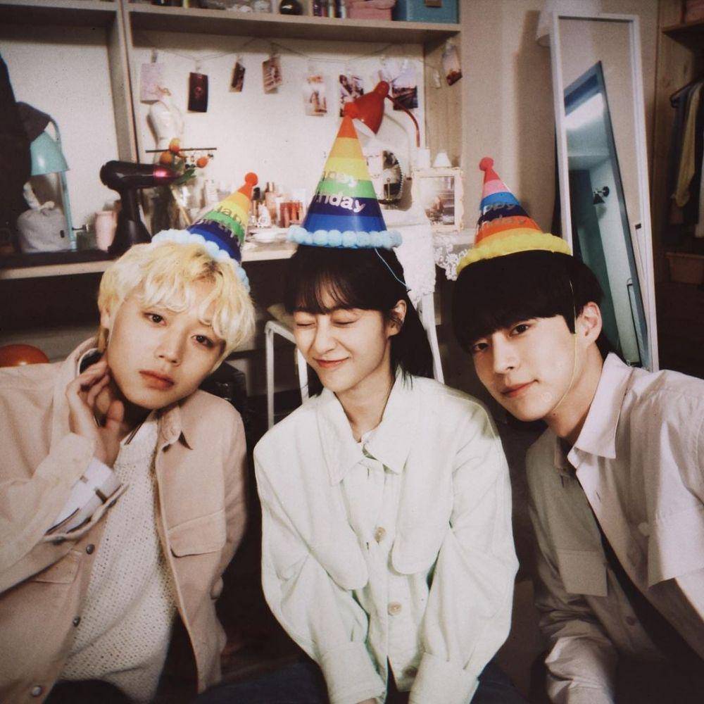 Park Jihoon, Kang Min Ah, dan Bae In Hyuk di balik layar drama At a Distance, Spring is Green (instagram.com/minah320_97)