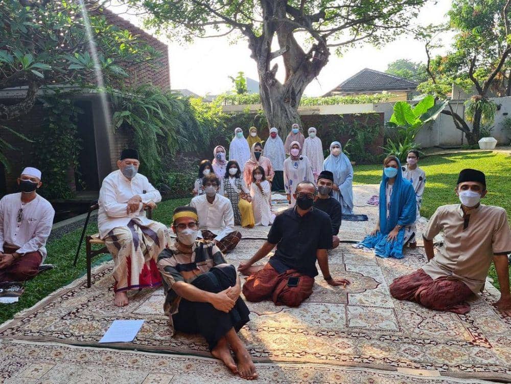 10 Potret Suasana Idul Adha Para Selebriti, Penuh Kehangatan!