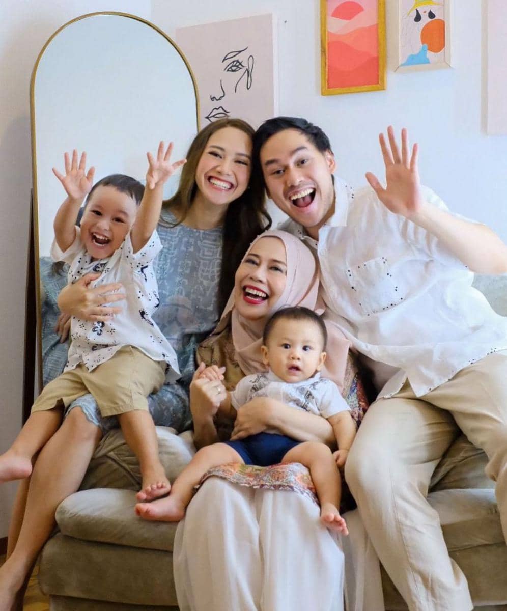 Keluarga Dewi Yul (instagram.com/merdioctav)