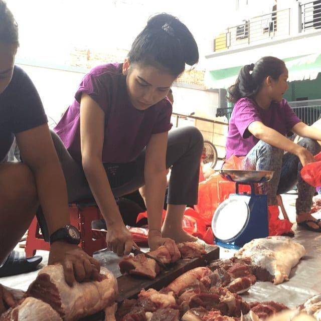 Momen Ayu Ting Ting jadi panitia kurban (instagram.com/ayutingting92)