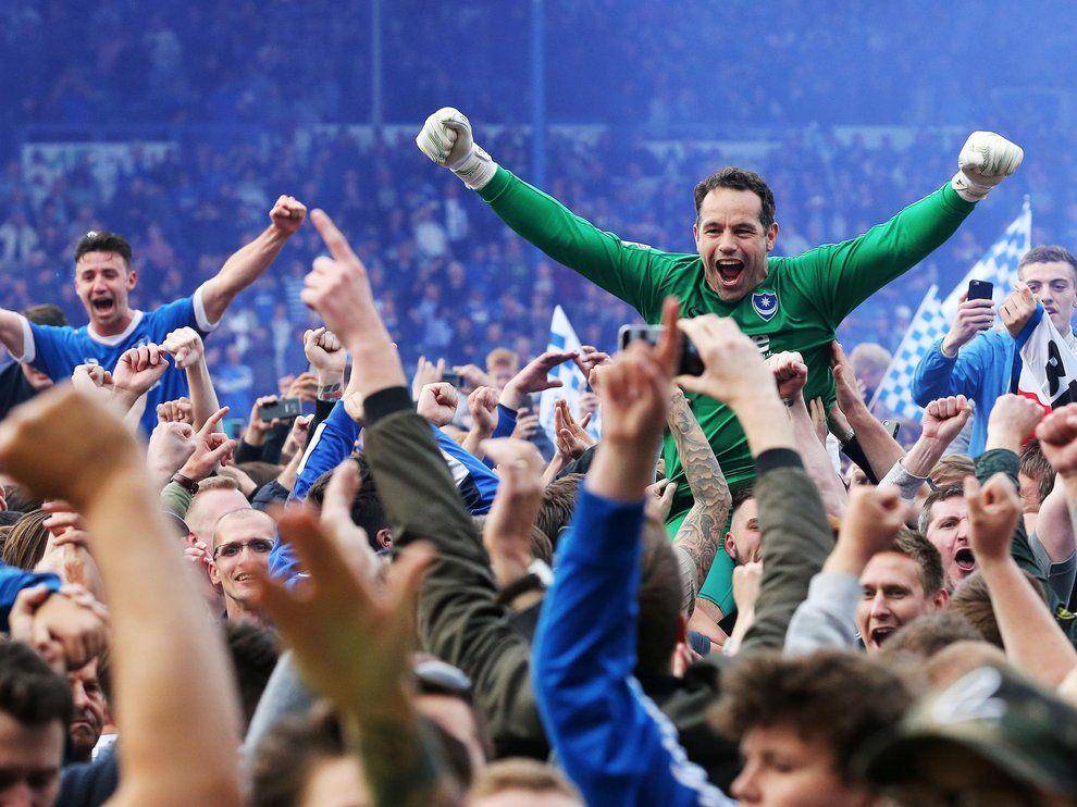 Potret kegembiran beberapa pemain Portsmouth dan suporter setelah mendapatkan promosi ke League One. (portsmouth.co.uk)