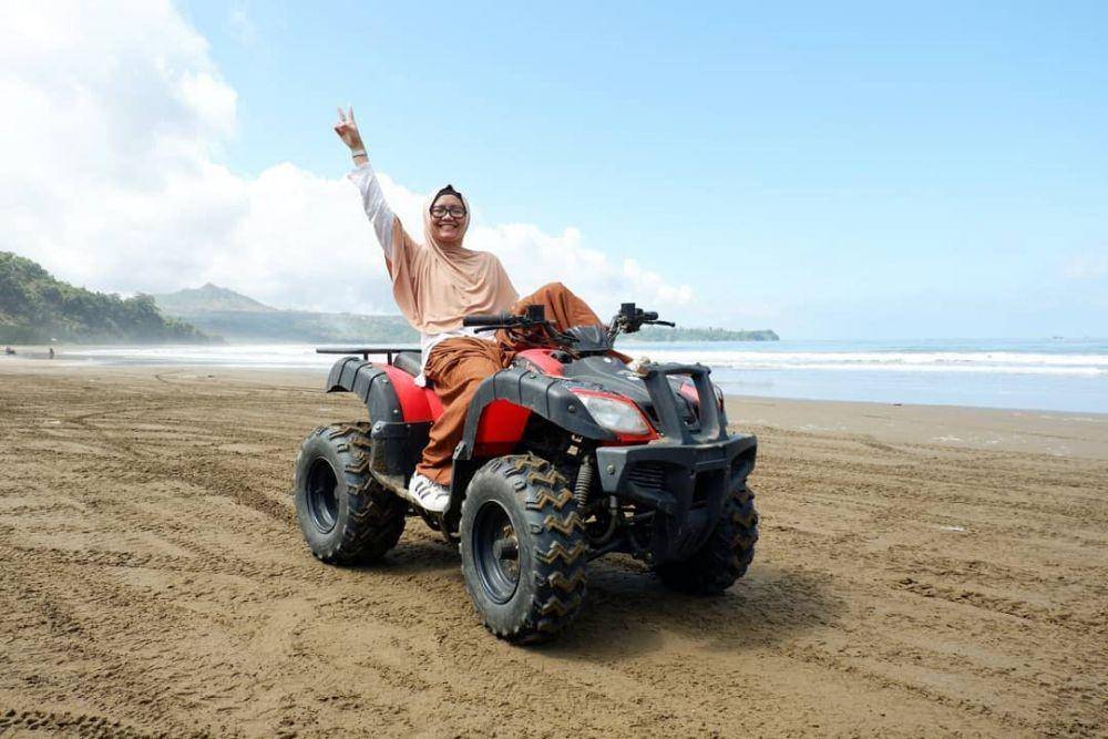 Main ATV di Pantai Gemah (instagram.com/queenrafiqa)