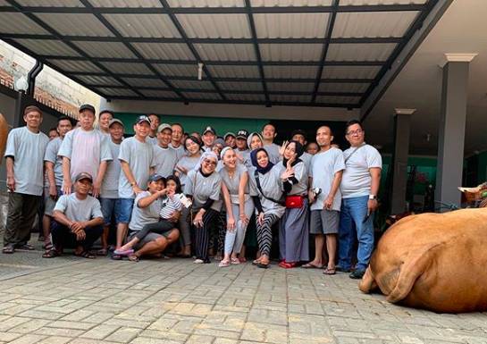 Momen Ayu Ting Ting jadi panitia kurban (instagram.com/ayutingting92)
