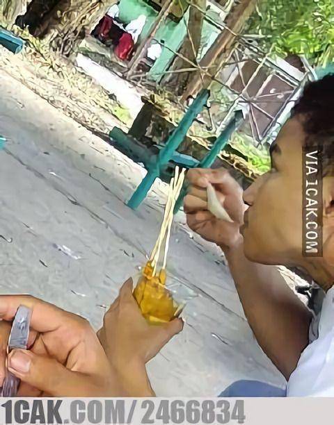 meme menikmati sate (1cak.com)