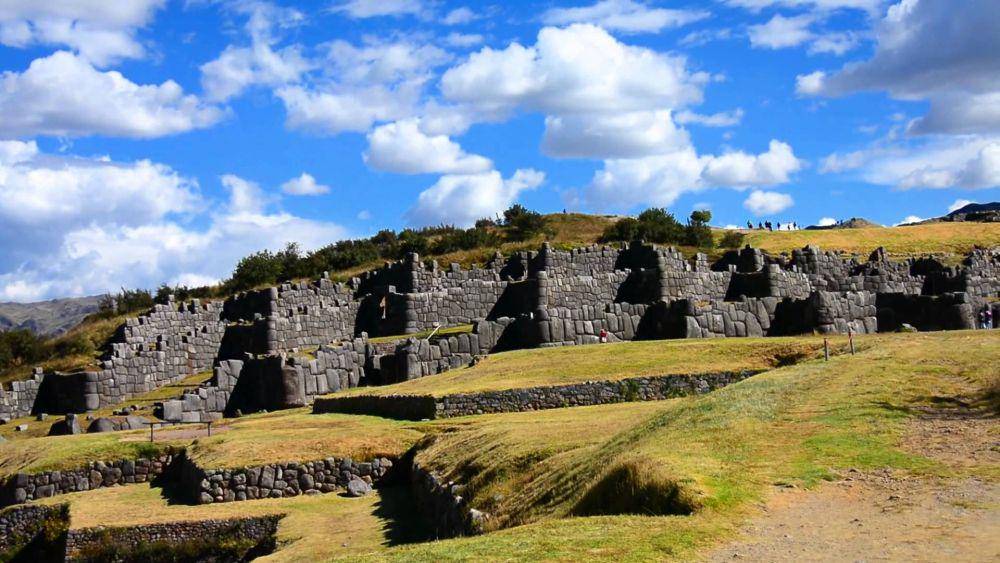 Sacsayhuaman adalah objek yang terletak di Peru. (inkanationtravel.com)