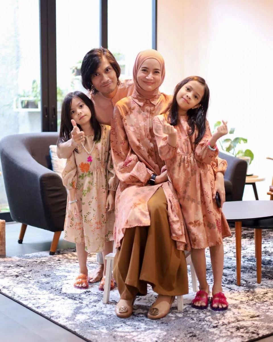 Dhatu, suami dan anak-anak (instagram.com/dhaturembulan)