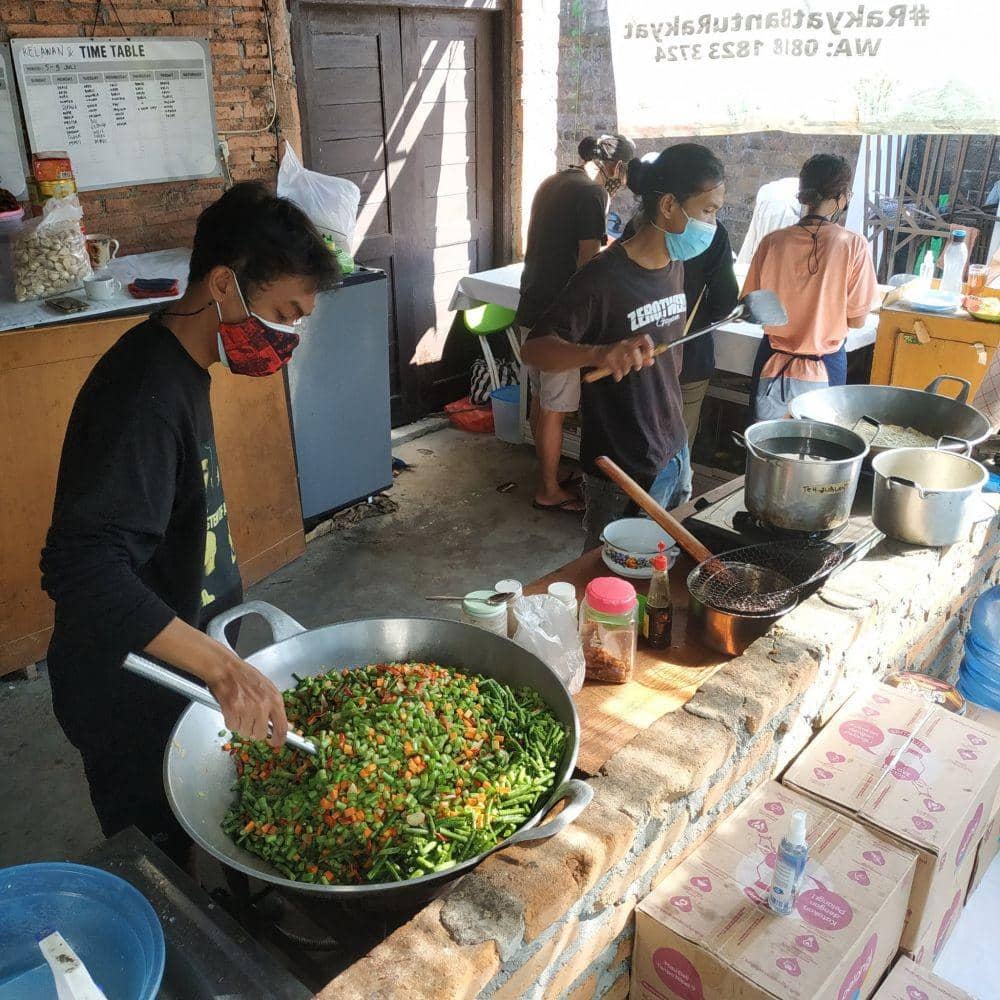 Gerakan dapur umum #BuruhGendongPerempuan. (dok. Istimewa)