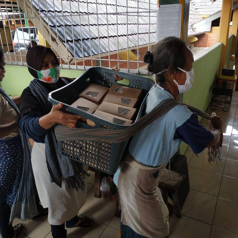 #BuruhGendongPerempuan, Aksi Berbagi Nasi Kotak untuk Kelompok Rentan