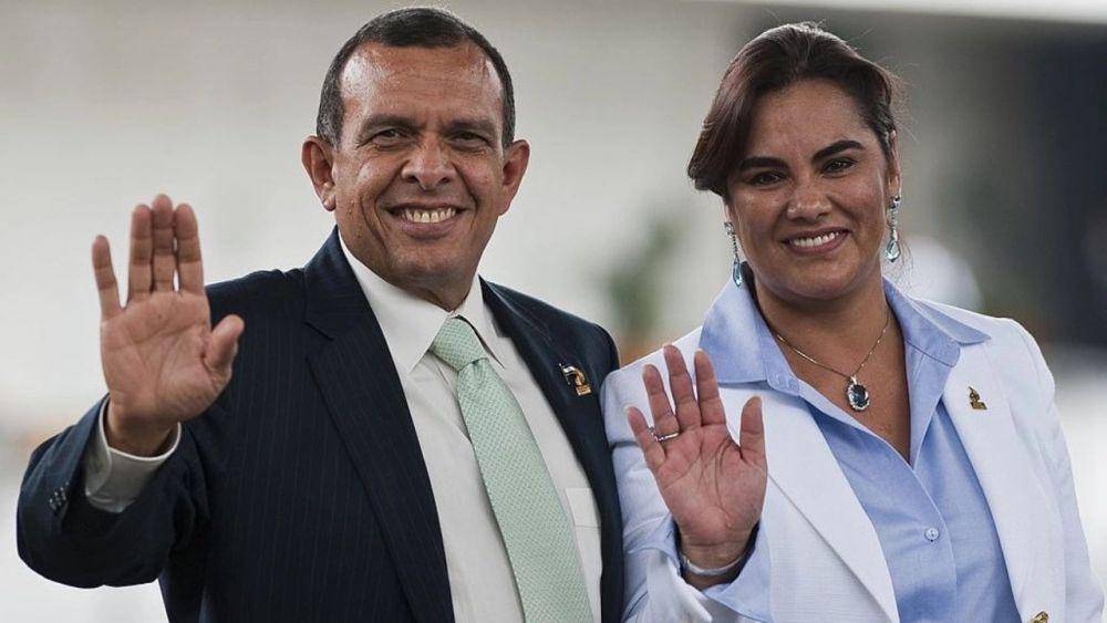 Mantan Presiden Honduras Porfirio Lobo Sosa dan istrinya Rosa Elena Bonilla. (twitter.com/juanalachama)