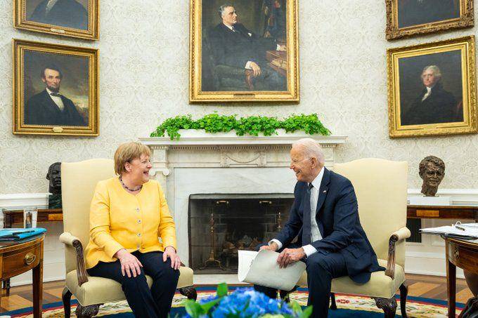 Kanselir Jerman, Angela Merkel dan Presiden AS, Joe Biden, saat bertemu di Gedung Putih pada 16 Juli 2021. (Twitter.com/President Biden)