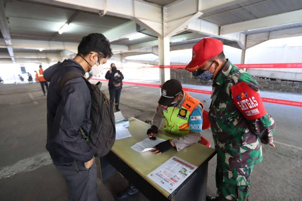 Pemeriksaan dokumen perjalanan di Stasiun Bogor (dok. KAI Commuter Line)