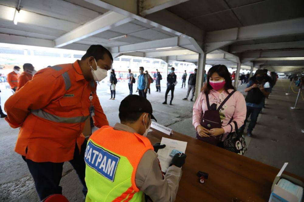 Pemeriksaan dokumen perjalanan di Stasiun Bogor (dok. KAI Commuter Line)
