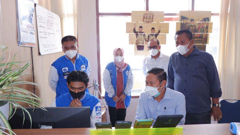 Bupati Lamongan Yuhronur Efendi saat melihat aplikasi pasar online Lamongan . IDN Times/Istimewa