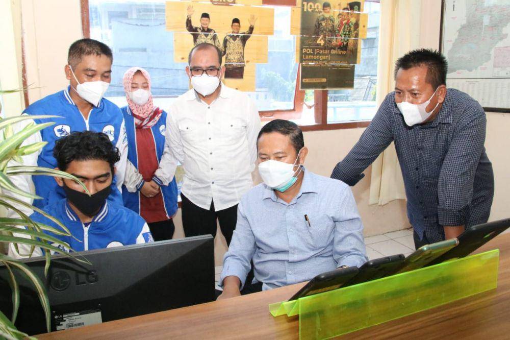 Bupati Lamongan Yuhronur Efendi saat melihat aplikasi pasar online Lamongan . IDN Times/Istimewa