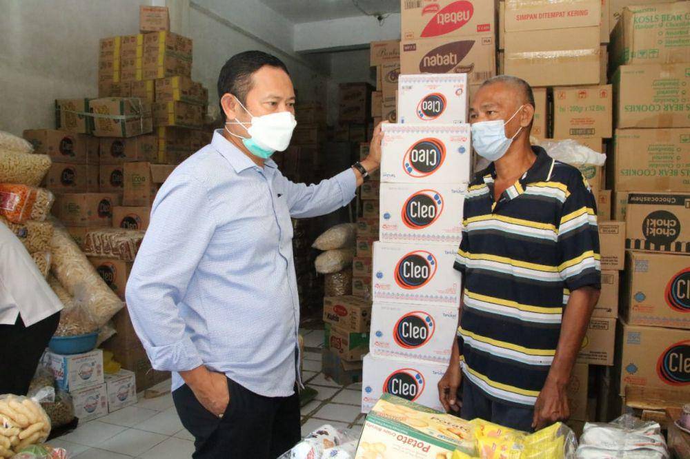 Bupati Lamongan Yuhronur Efendi saat mengunjungi salah seorang pedagang. IDN Times/Istimewa