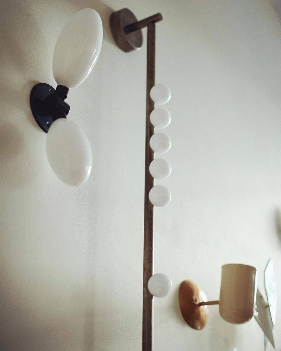 Lampu karya Lindsey Adleman (instagram.com/lindseyadelman)
