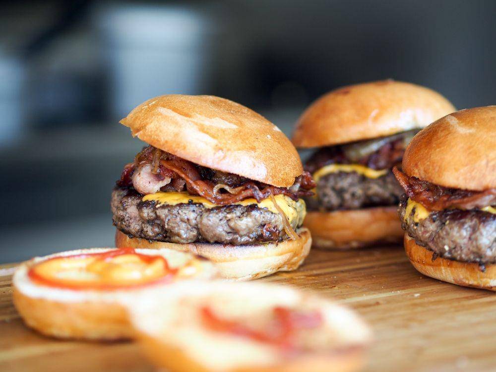 Burger (unsplash.com/niklasrhöse)