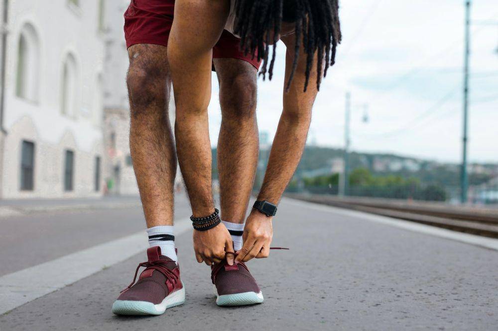 ilustrasi menggunakan sepatu dan kaus kaki yang pas (pexels.com/Andrea Piacquadio)