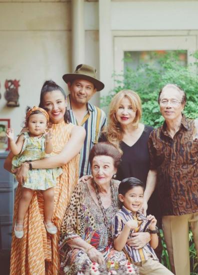 Meninggal Dunia, 10 Kenangan Sharena Delon dan Mendiang Ayah Tercinta