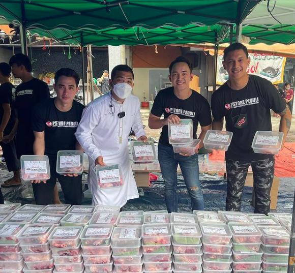 Rekor MURI, 9 Potret Sultan Putra Siregar Bagikan 1.100 Hewan Kurban