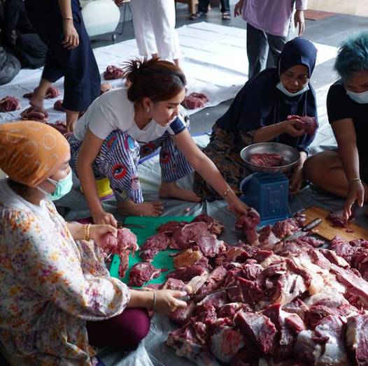 Momen Ayu Ting Ting jadi panitia kurban (instagram.com/ayutingting92)