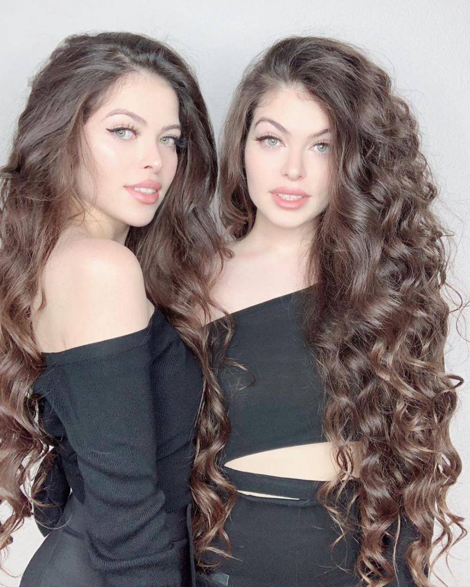 Gulcan Sahinur Twins (instagram.com/thegstwins)