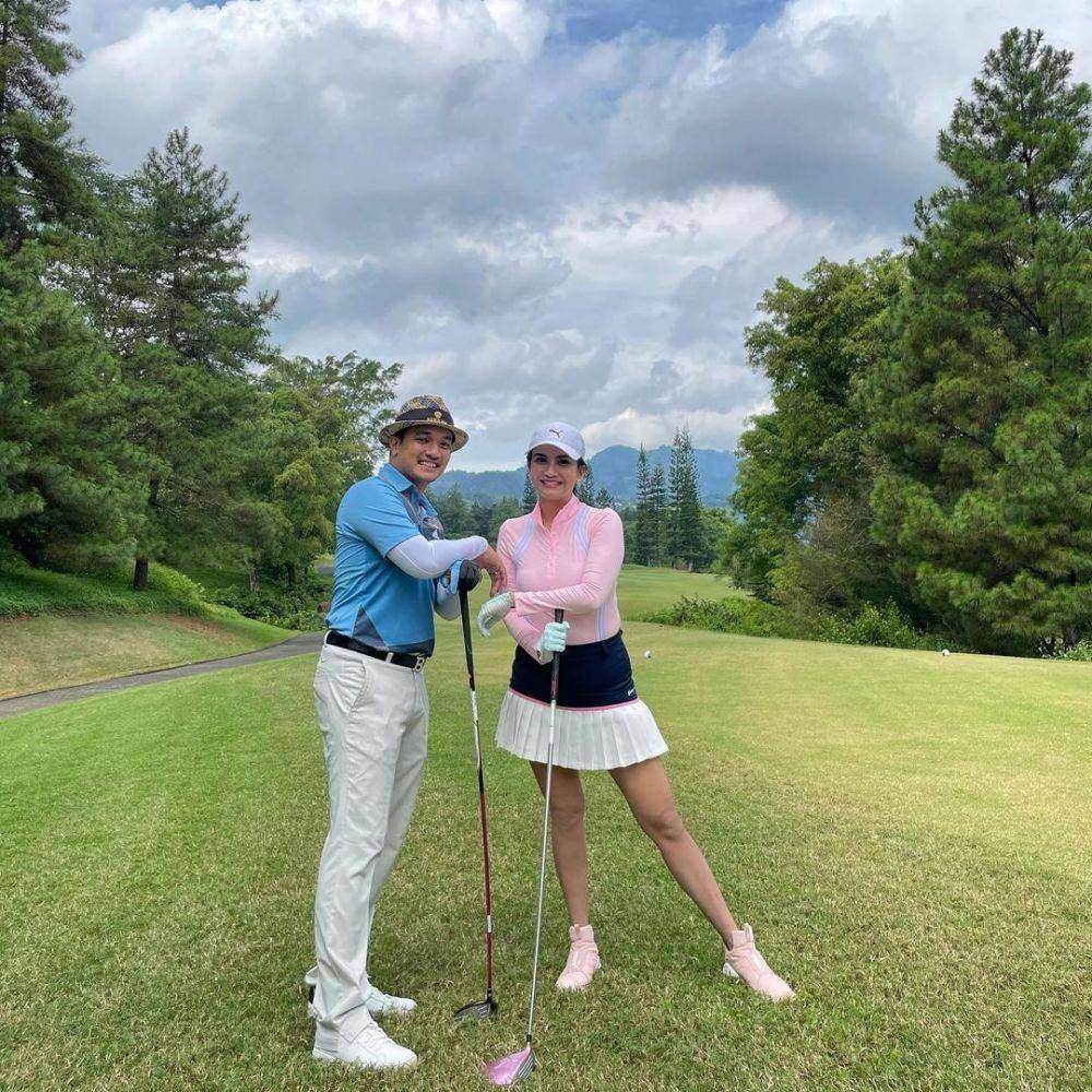 potret Vanessa Angel dan suami main golf (instagram.com/vanessaangelofficial)