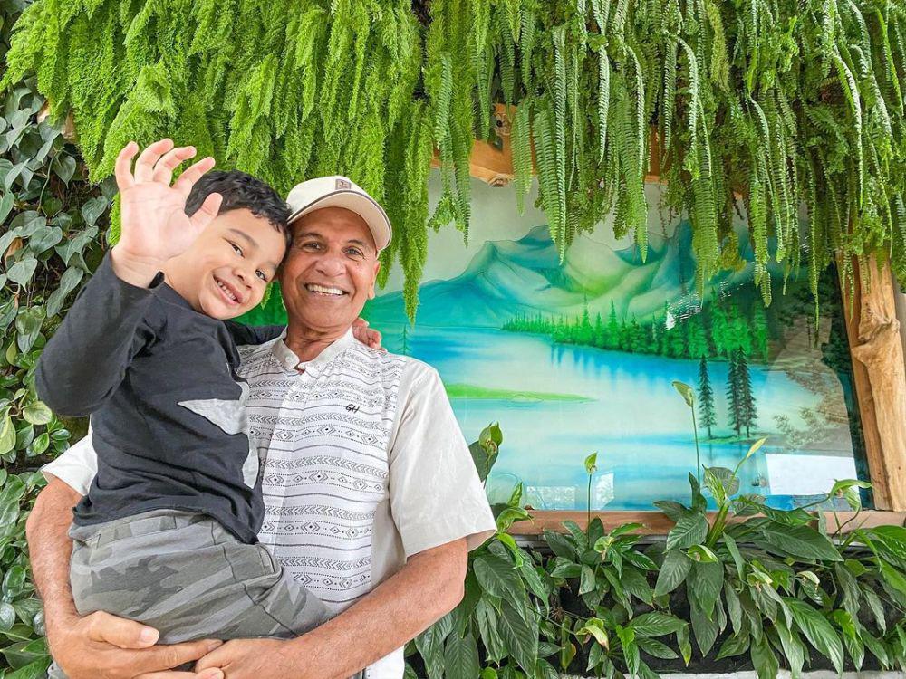 Jarang Disorot, 10 Potret Telaten Mark Sungkar Momong Cucu