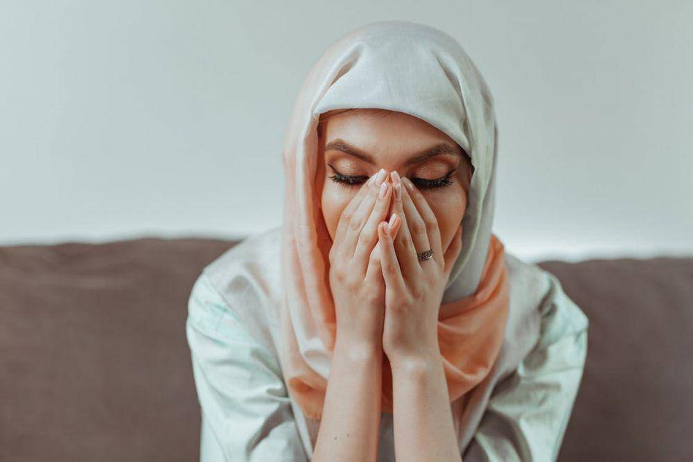 ilustrasi orang bersedih karena dikecewakan (pexels.com/Mikhail Nilov)
