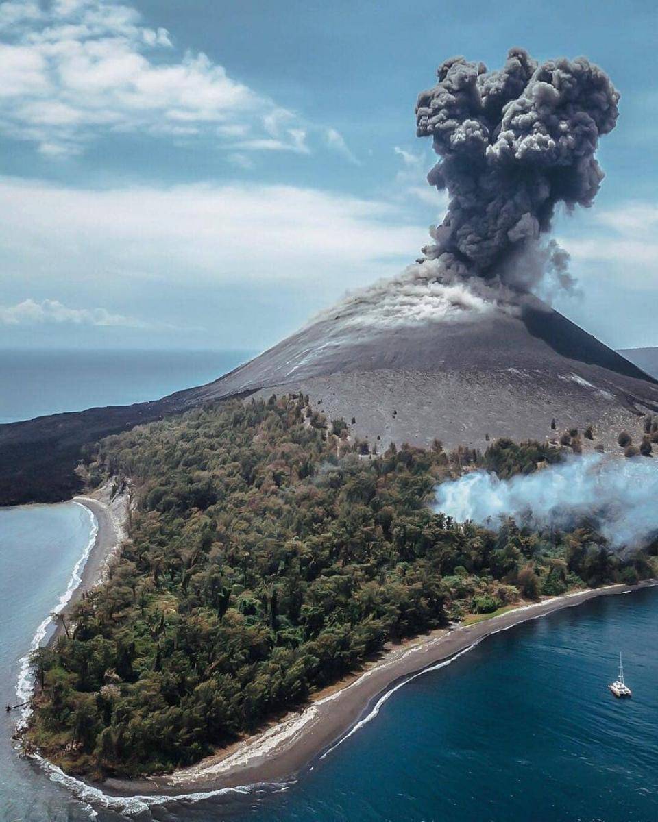 Gunung Krakatau (instagram.com/freeflyforlife)
