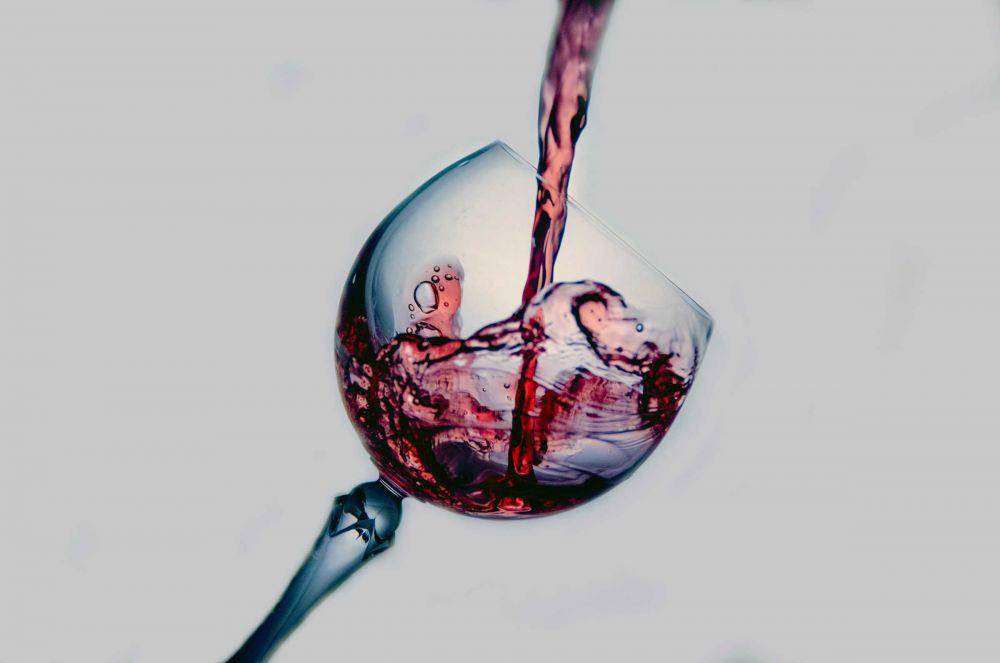 ilustrasi segelas wine (unsplash.com/Terry Vlisidis)