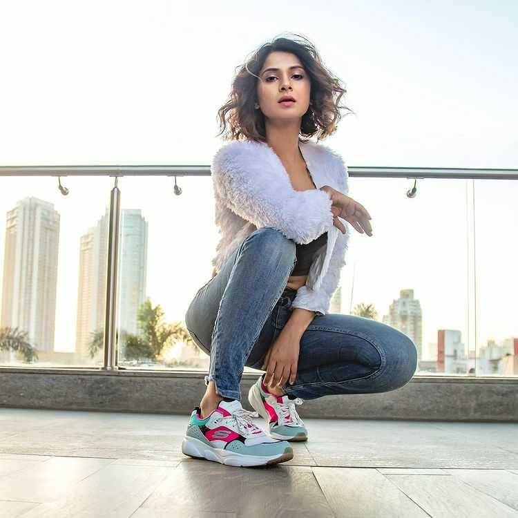 Jennifer Winget (instagram.com/jenniferwinget1)