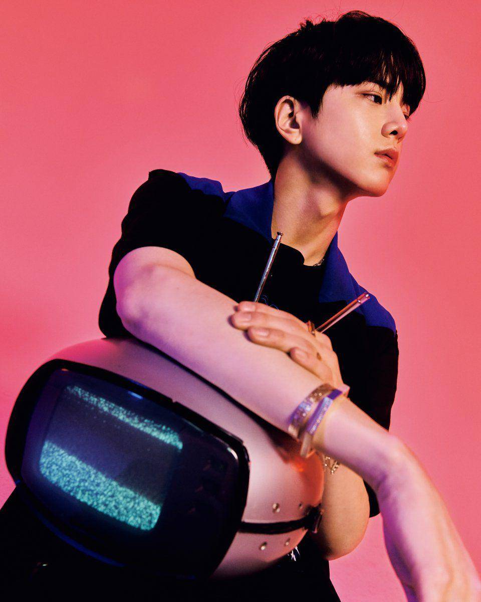 Younghoon THE BOYZ di pemotretan majalah SPUR Jepang (spur.hpplus.jp)