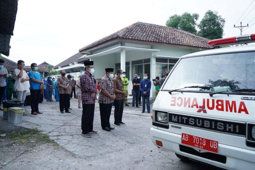 Bupati Bantul Abdul Halim Muslih melepas kepergian nakes Widodo Lestari ke peristirahatan terakhir. doc.Kominfo Bantul
