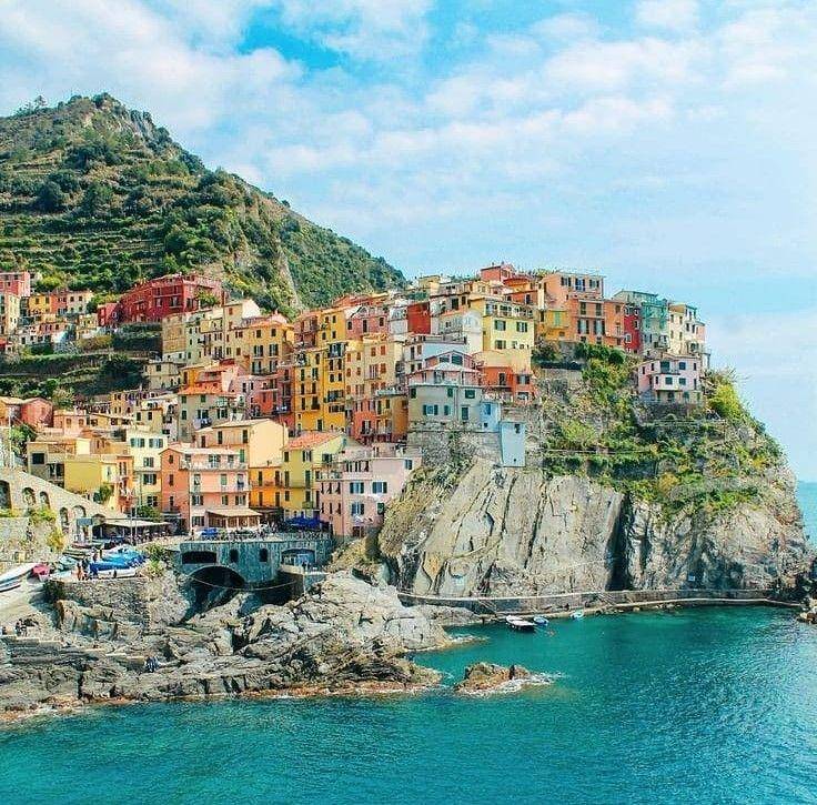 Manarola, Italia (instagram.com/travelaroundworld012)