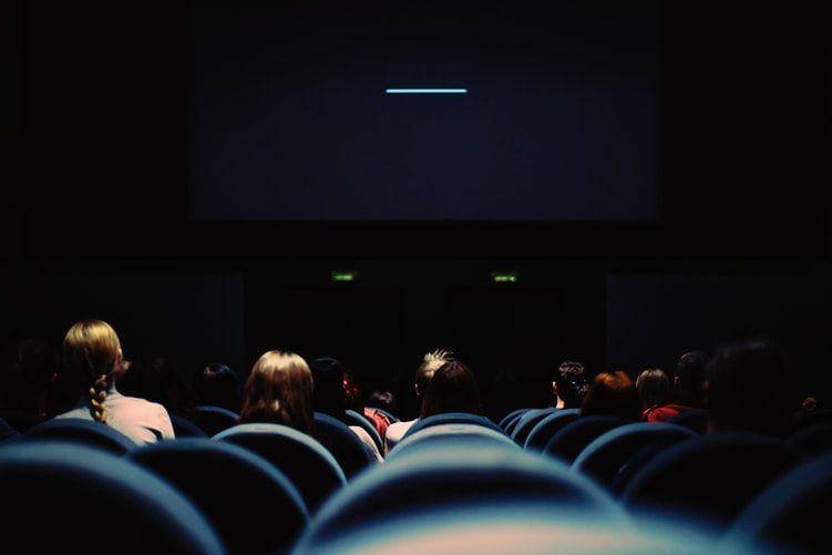 ilustrasi menonton film (unsplash.com/Erik Witsoe)