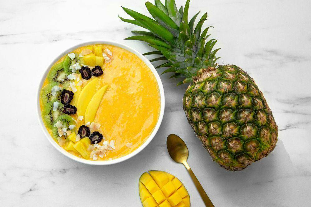 mango pineapple smoothie bowl (www.nutribullet.com)